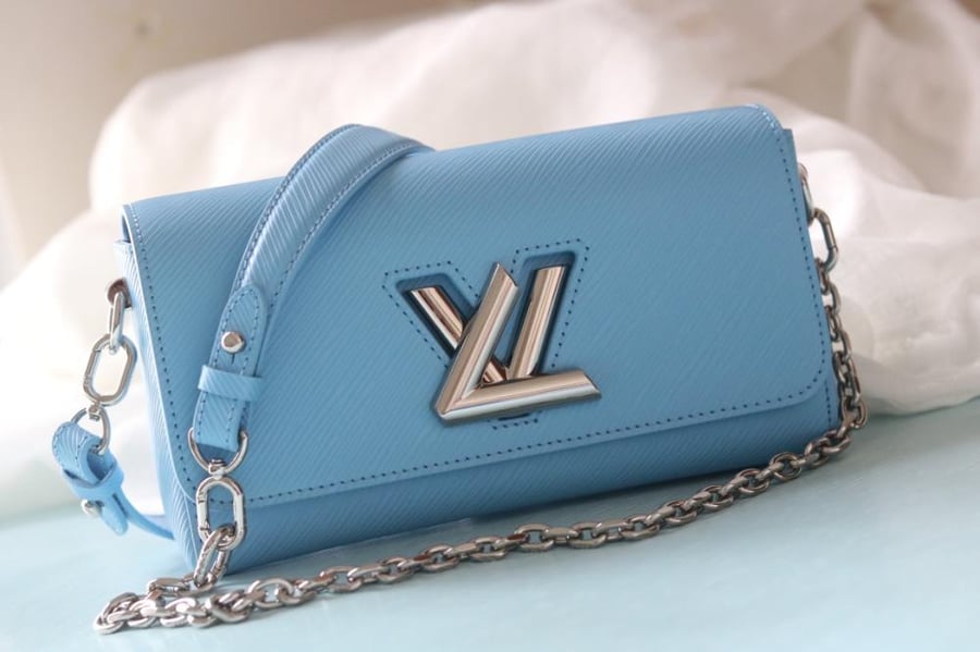 LV Twist East-West 23.5cm