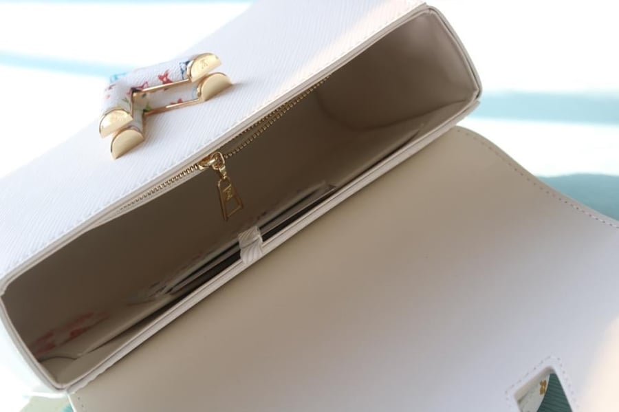LV Twist Monogram Handle 23cm