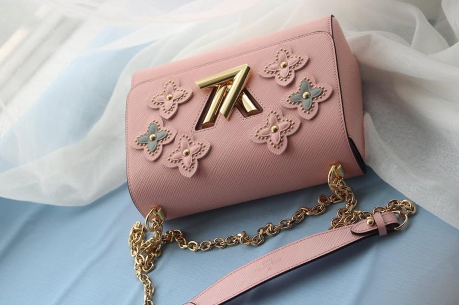 LV Twist Embellished 23cm