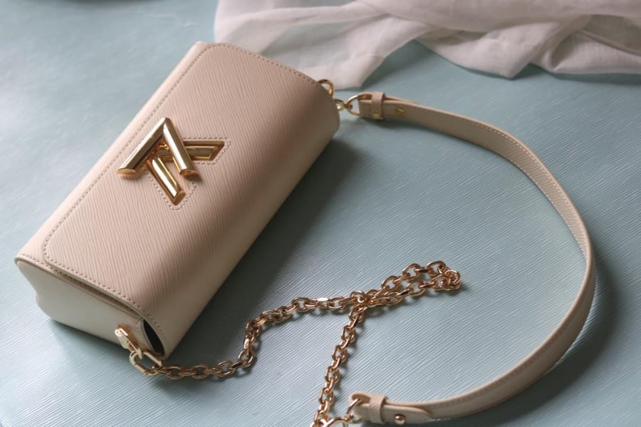 LV Twist East-West 23.5cm