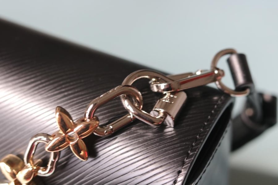 LV Twist Monogram Chain 23cm