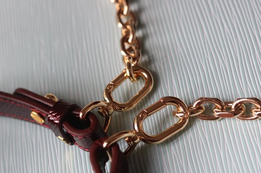 LV Twist East-West 23.5cm
