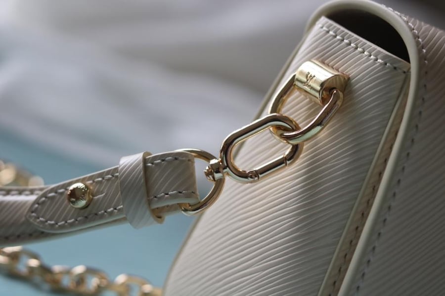 LV Twist East-West 23.5cm