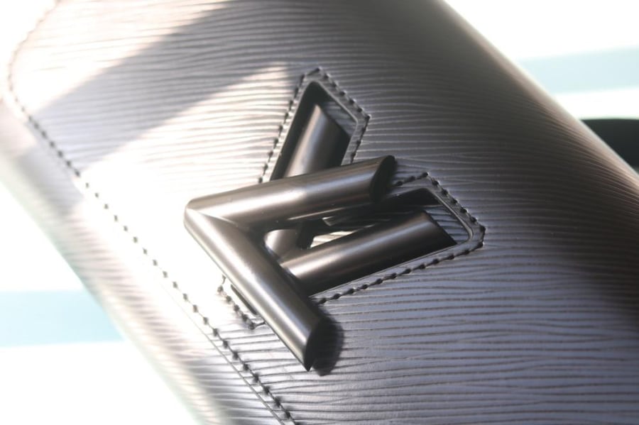 LV Twist East-West 23.5cm