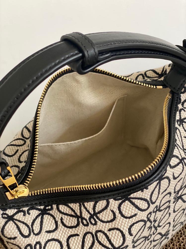 لويفي كيوبي المطرزة الأسود | Loewe Black Embroidered Cubi