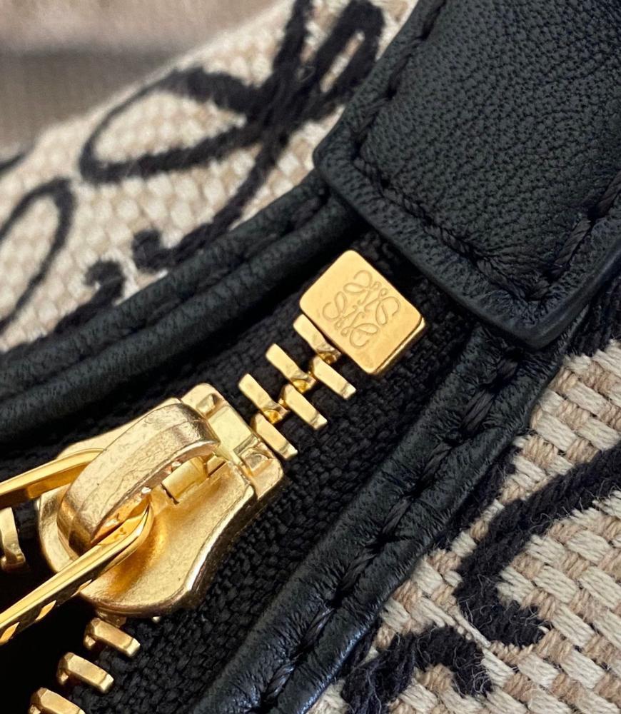 لويفي كيوبي المطرزة الأسود | Loewe Black Embroidered Cubi