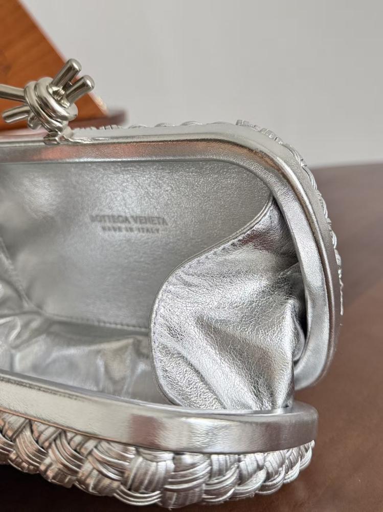 حقيبة بوتيغا فينيتا كلاتش عقدة فضي | Bottega Veneta Knot Clutch Silver