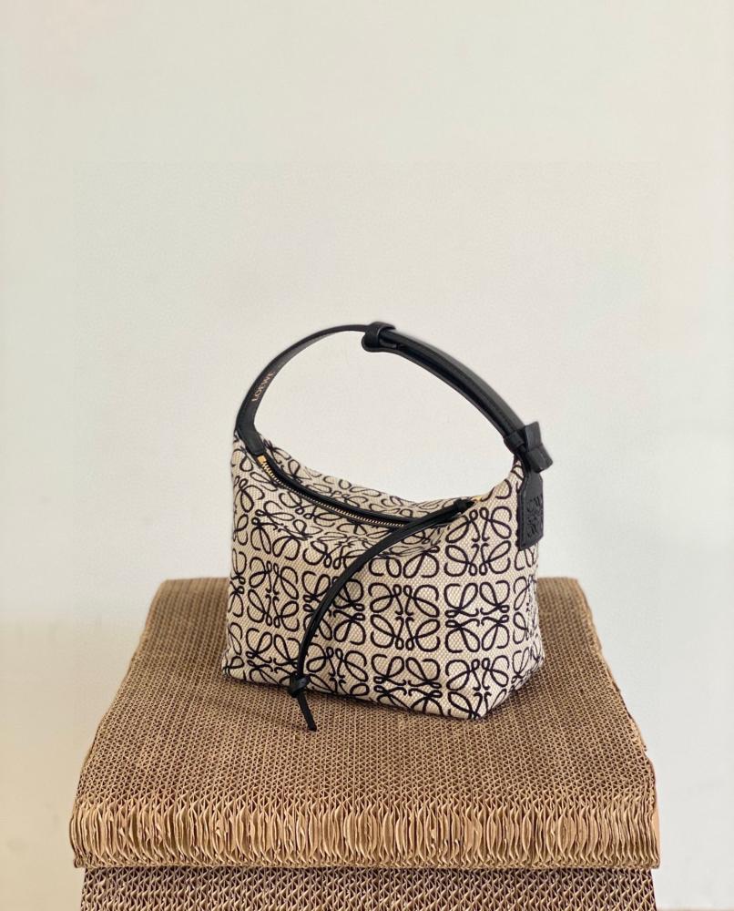 لويفي كيوبي المطرزة الأسود | Loewe Black Embroidered Cubi