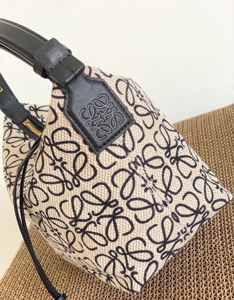 لويفي كيوبي المطرزة الأسود | Loewe Black Embroidered Cubi