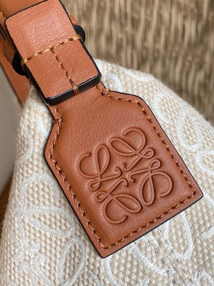 لويفي كيوبي المطرزة البيج | Loewe Beige Embroidered Cubi