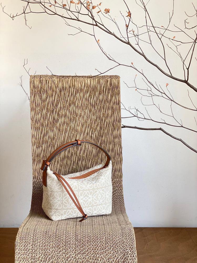لويفي كيوبي المطرزة البيج | Loewe Beige Embroidered Cubi