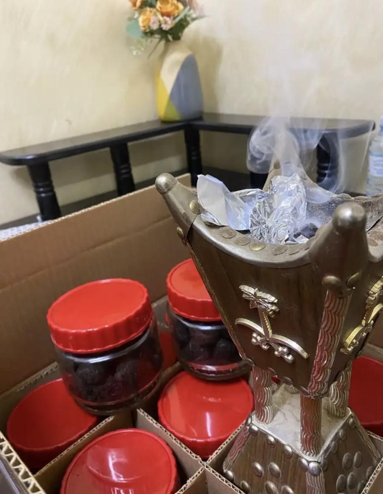 6علب معمول ملكي مرصع اشقر