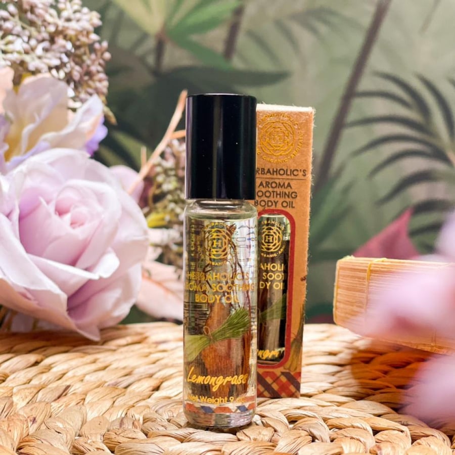 • زيت عطري مهدئ للجسم بخلاصة عشبة الليمون وبعض الأعشاب الطبيعية داخل الزجاجة. • الاستخدام: يُستخدم للتدليك، وترطيب البشرة، والمساعدة على الاسترخاء وتخفيف توتر العضلات.