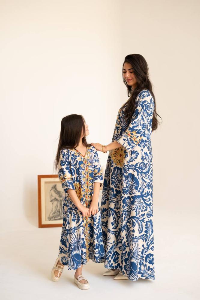 The mother's and daughter's jalabiya resemble each other, attracting attention SM -48