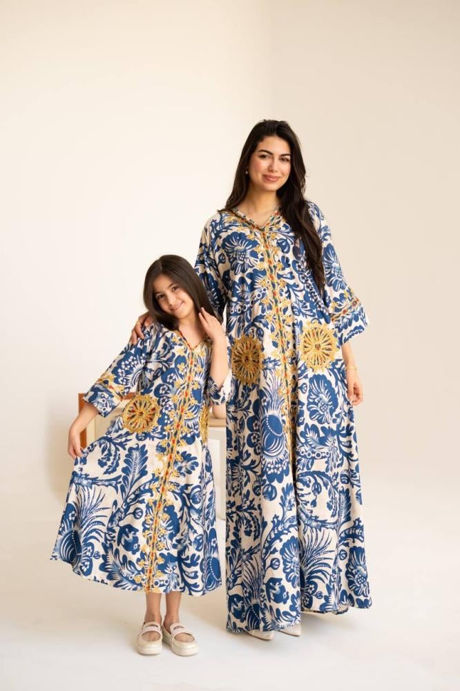 The mother's and daughter's jalabiya resemble each other, attracting attention SM -48