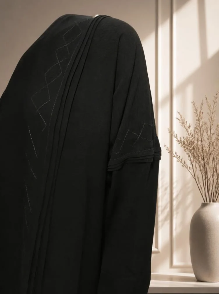 عباية بنقش وكسرات أمامية وجانبية