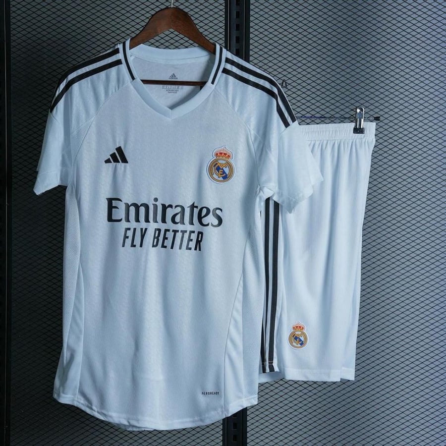 طقم نادي ريال مدريد الابيض