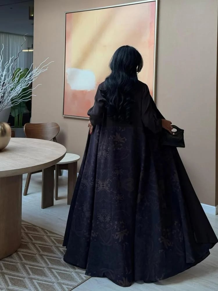 عباية كريب بني خفيف مع شيفون اسود مشجر باللون البني نص كلوش