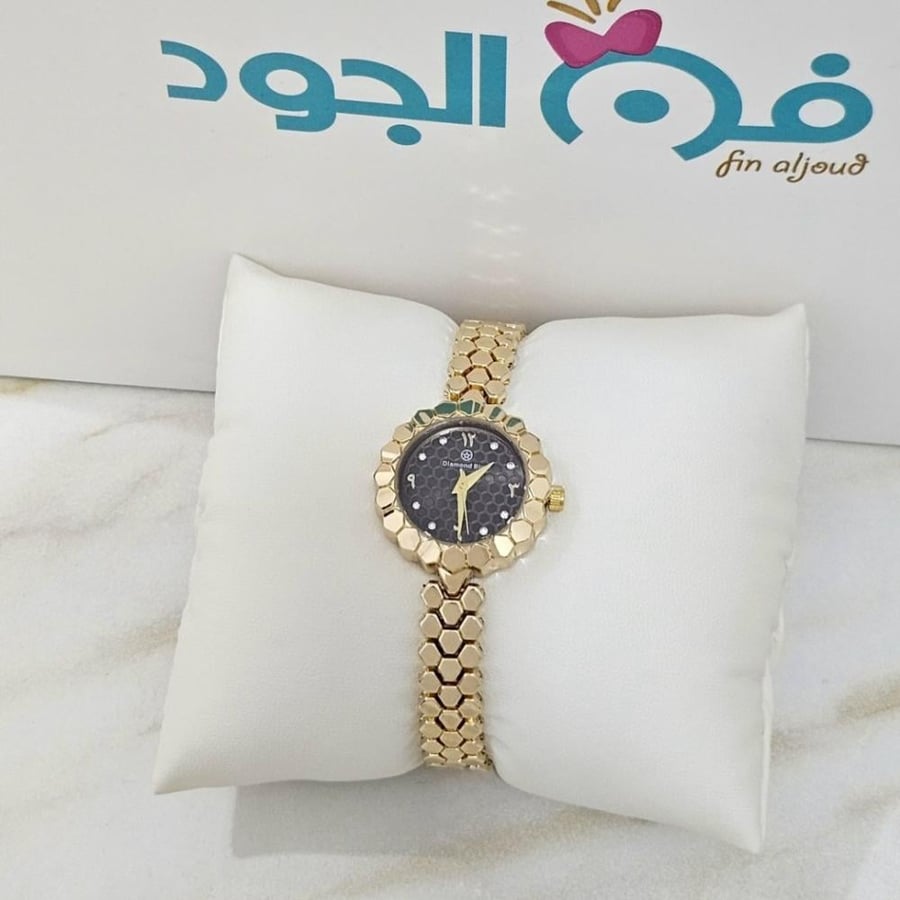 ساعة الملكة الصغيرة  بلمسة ذهبية فاخرة