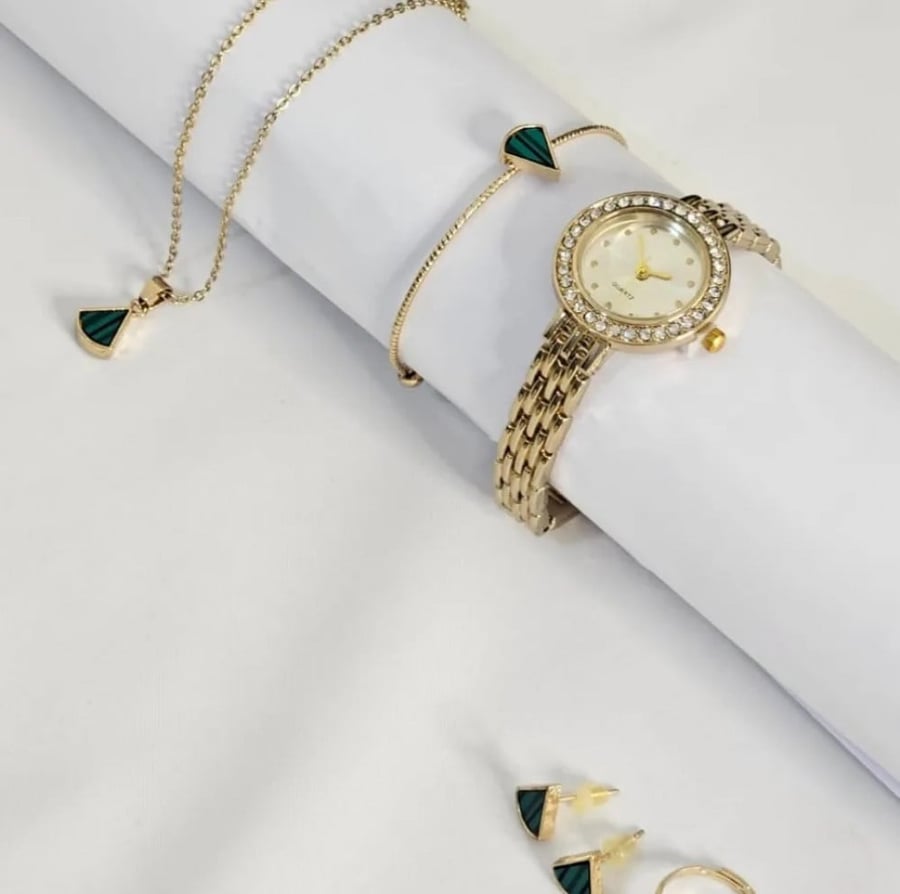 طقم  بناتي مميز