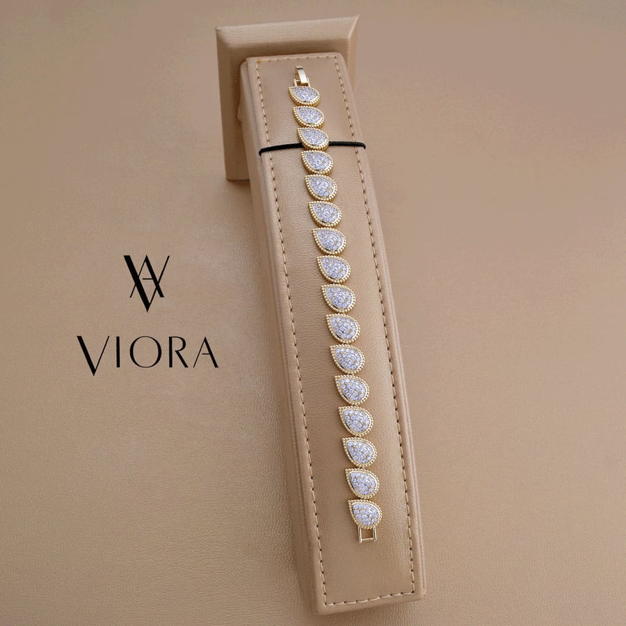 Zircon bracelet with diamond design
