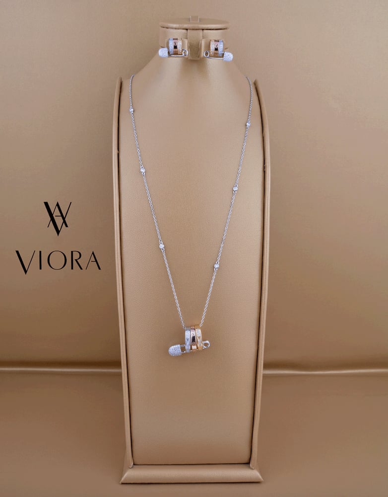 Long set with diamond design