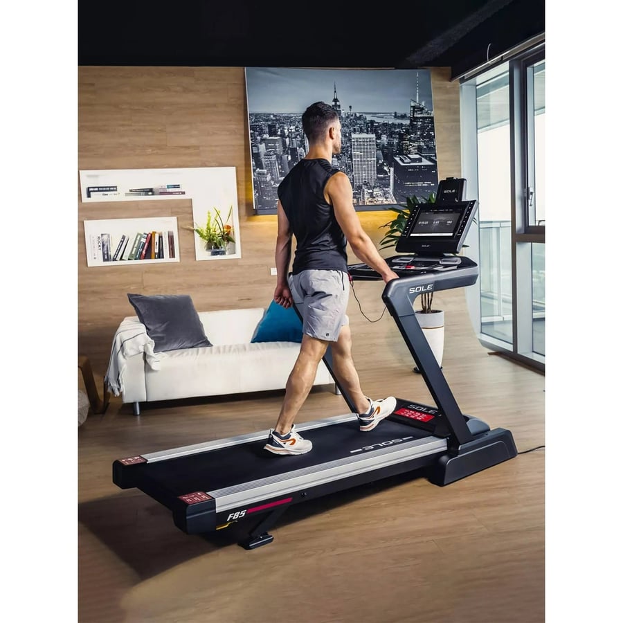 جهاز المشي Sole Fitness F85-ENT بشاشة LCD مقاس 15.6 بوصة