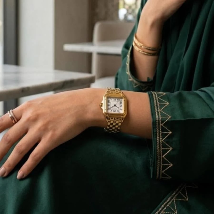 ساعة نسائية مربعة بلون ذهبي ميناء أبيض