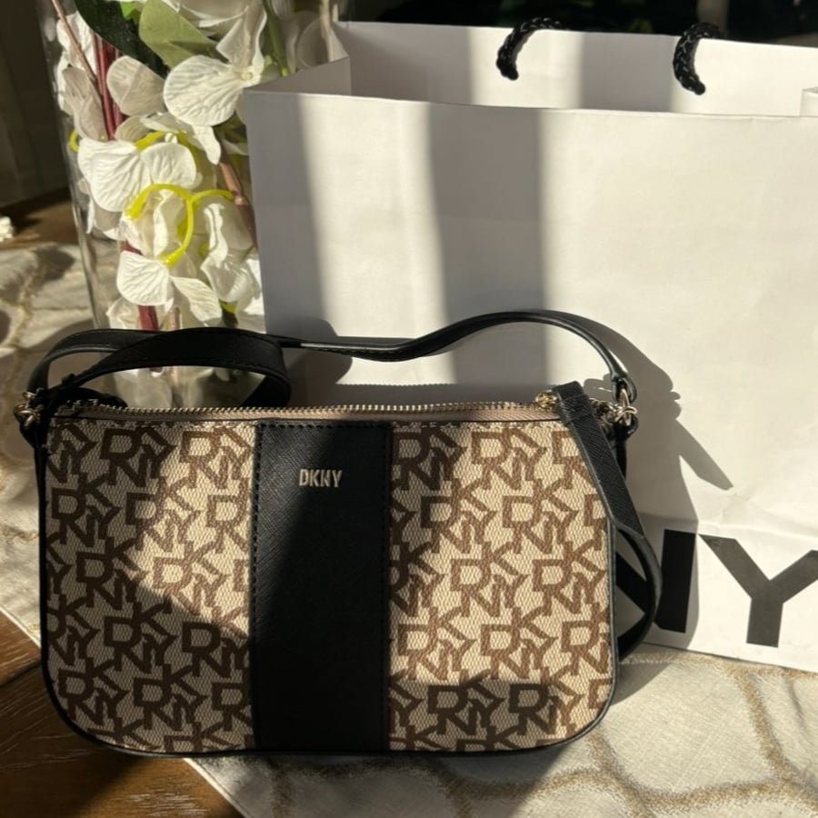 شنطه DKNY  كروس بدي صغيرة مع سلسلة