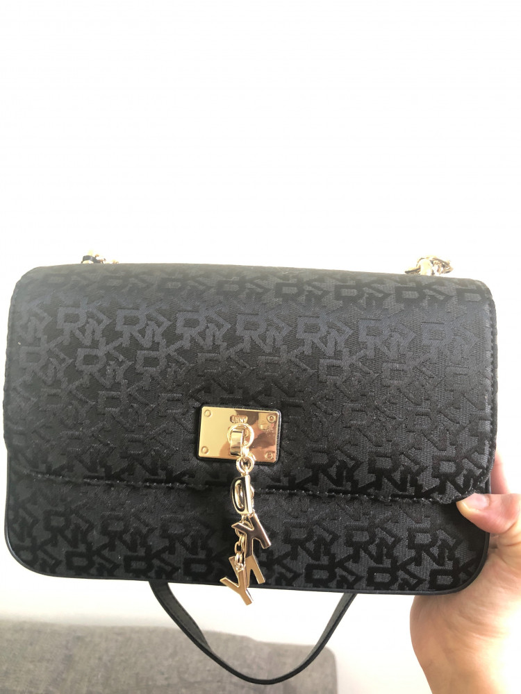 شنطة دكني DKNY لوقو اسود