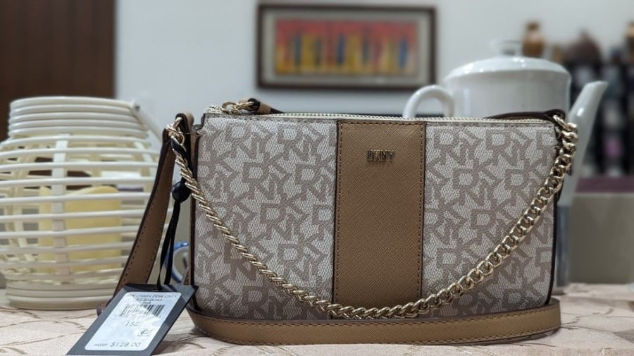 شنطه DKNY  كروس بدي صغيرة مع سلسلة