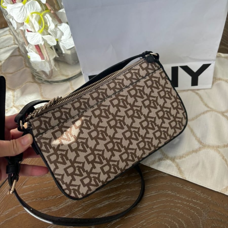 شنطه DKNY  كروس بدي صغيرة مع سلسلة
