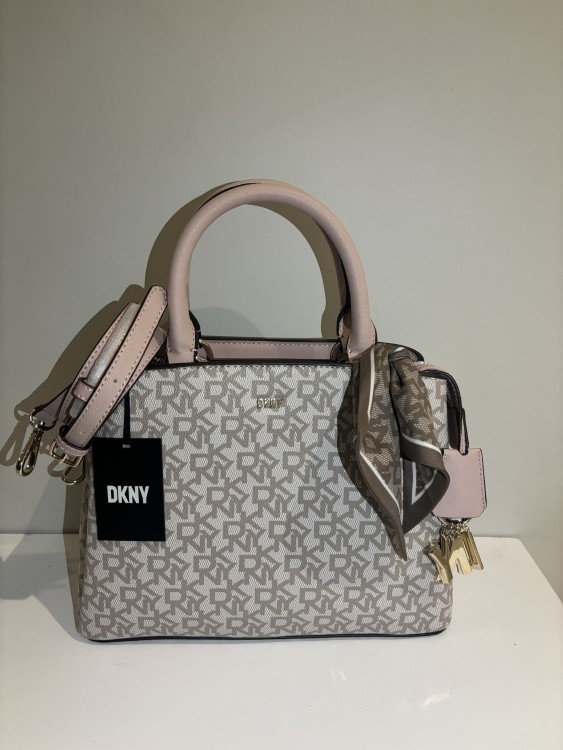 شنطه DKNY بأطراف زهر