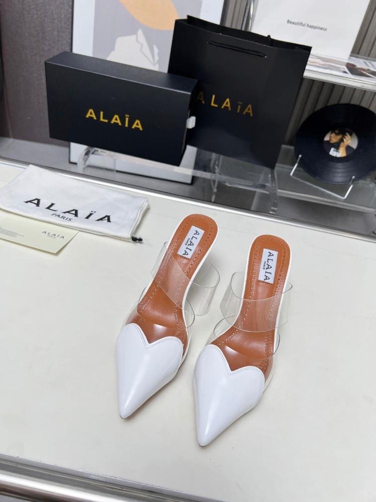 كعب عالي Alaïa بتصميم القلب