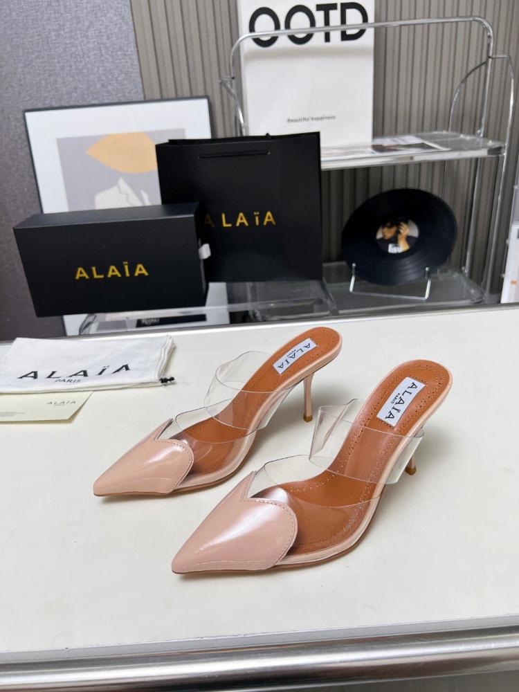 كعب عالي Alaïa بتصميم القلب