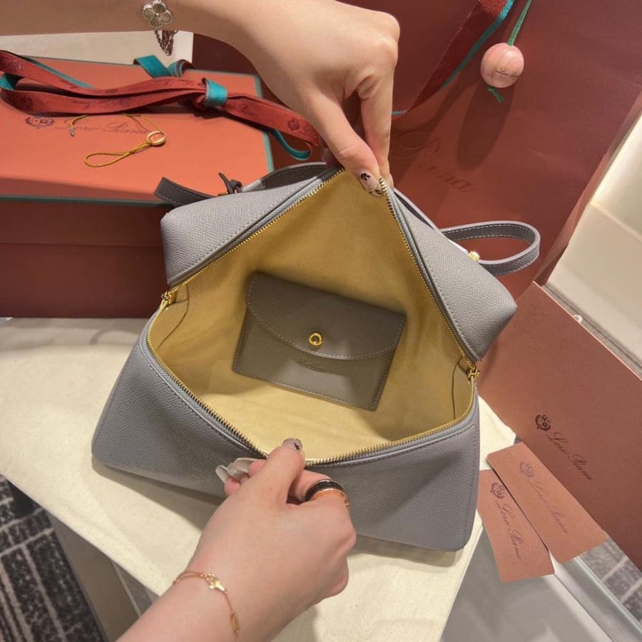 حقيبة لورو بيانا Extra Bag L27 جلد بتصميم عصري للنساء