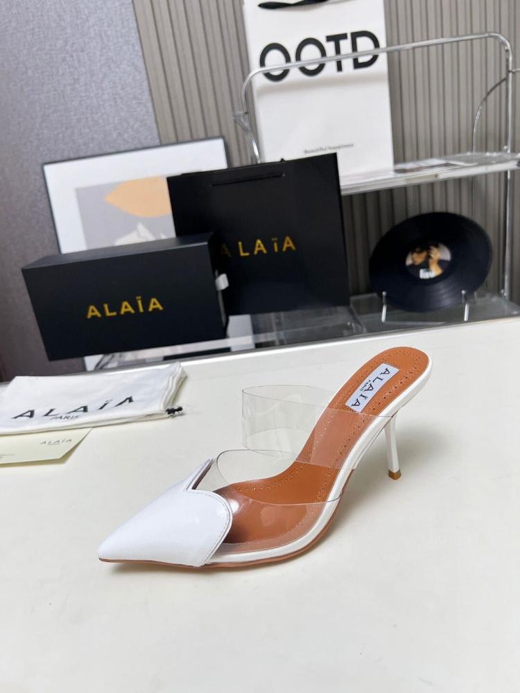 كعب عالي Alaïa بتصميم القلب