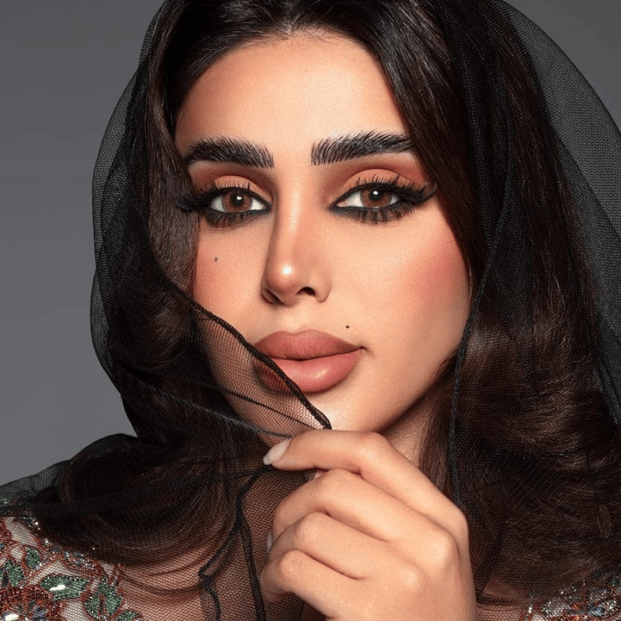 عدسات لاصقة ملونة شهرية عيون المها لون طبيعي وضوح وراحة عالية من امارا