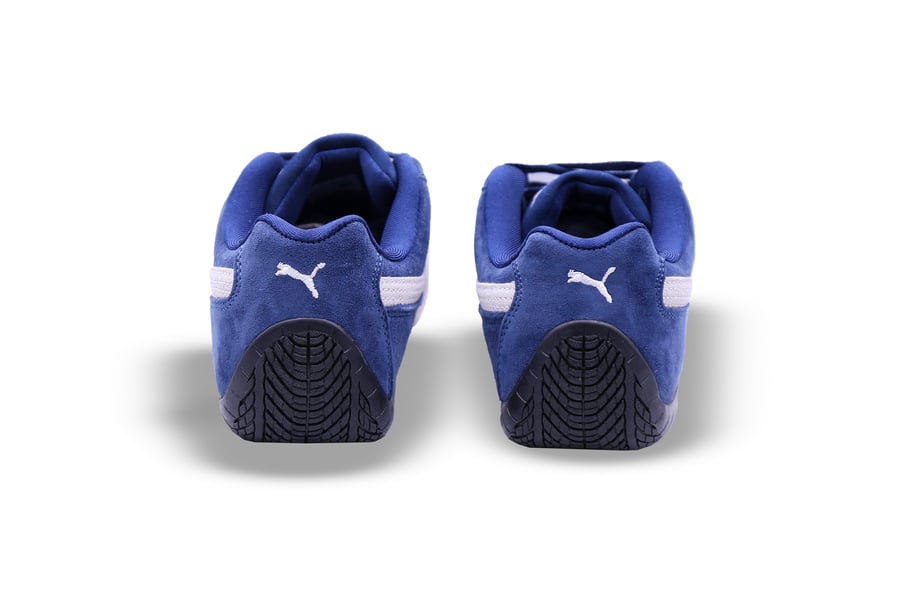 حذاء puma باللون الازرق بخطوط بيضاء