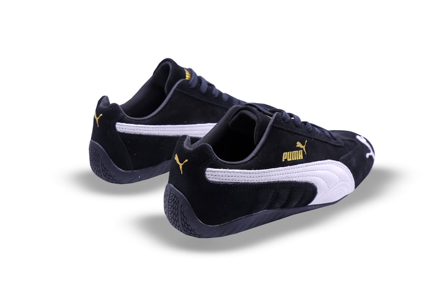 حذاء puma شامواه باللون الاسود بخطوط بيضاء
