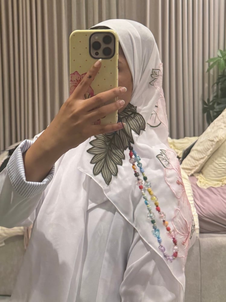 طرحه بلون الابيض ورد