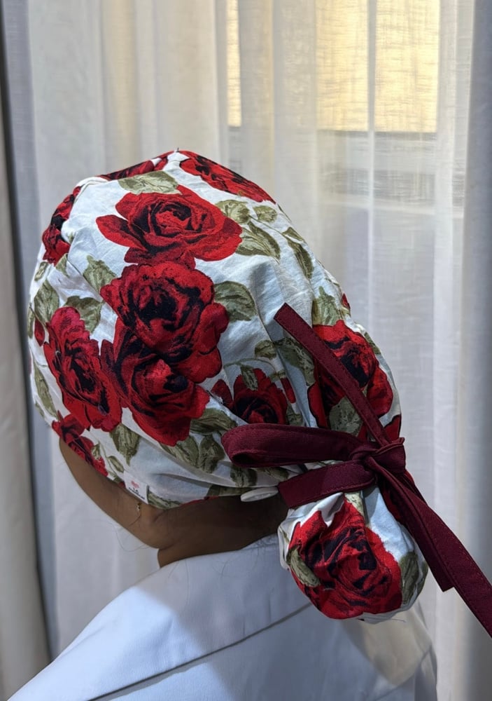 surgical cap- ورد احمر