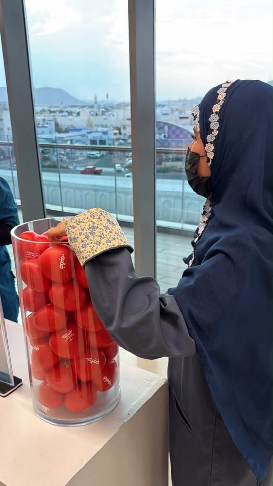 طرحة بلون الكحلي  مع الورد