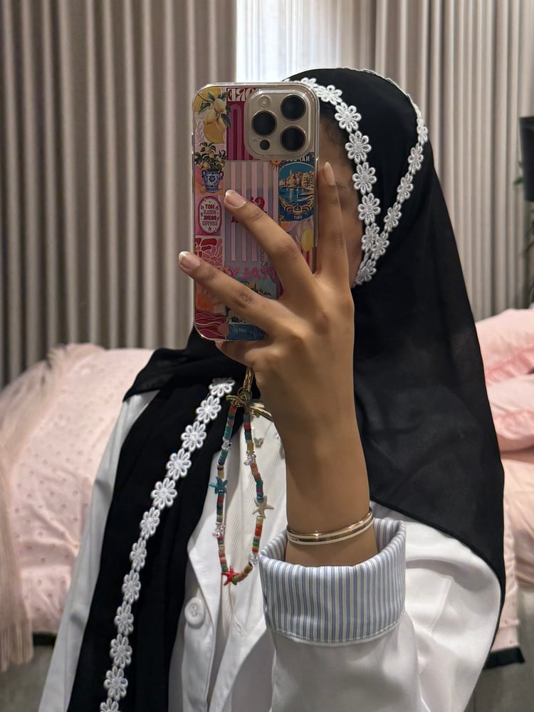 طرحه بلون الاسود ورد ابيض