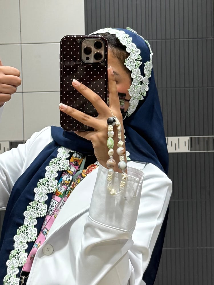 طرحه بلون الكحلي كلفه ورد اخضر