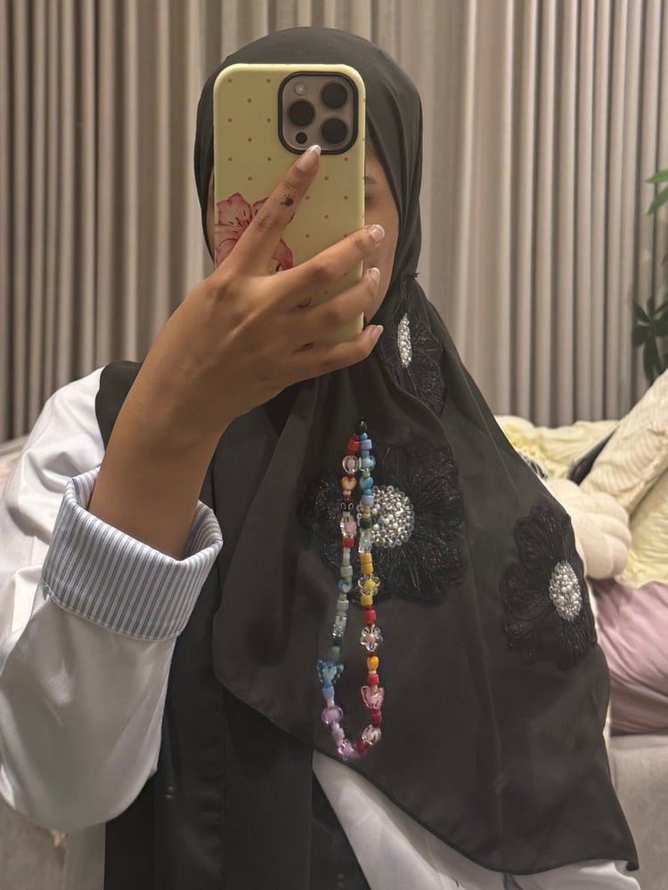 طرحه بلون الزيتي ورد اسود