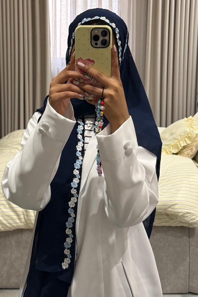 طرحة بلون الكحلي  مع الورد