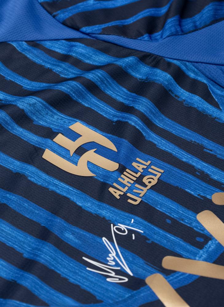 ‏قميص من الهدايا التذكارية لنادي الهلال السعودي لكأس العالم للاندية ٢٠٢٥م يحمل توقيع جميع اللاعبين وتعتبر من الهدايا المميزة والنادرة.