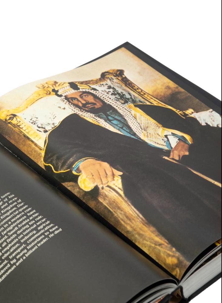 المجلد الوثائقي المصور "SAUDI ARABIAN MIRROR" الصادر عام ١٩٨١م إهداء رسمي من الرئاسة العامة لرعاية الشباب للشخصيات المهمة والدبلوماسيين، يوثق التطورات التنموية للمملكة والربط بين ماضيها العريق وحاضرها النهضوي، يوثق السيرة النبوية، سيرة الملوك، التراث والح