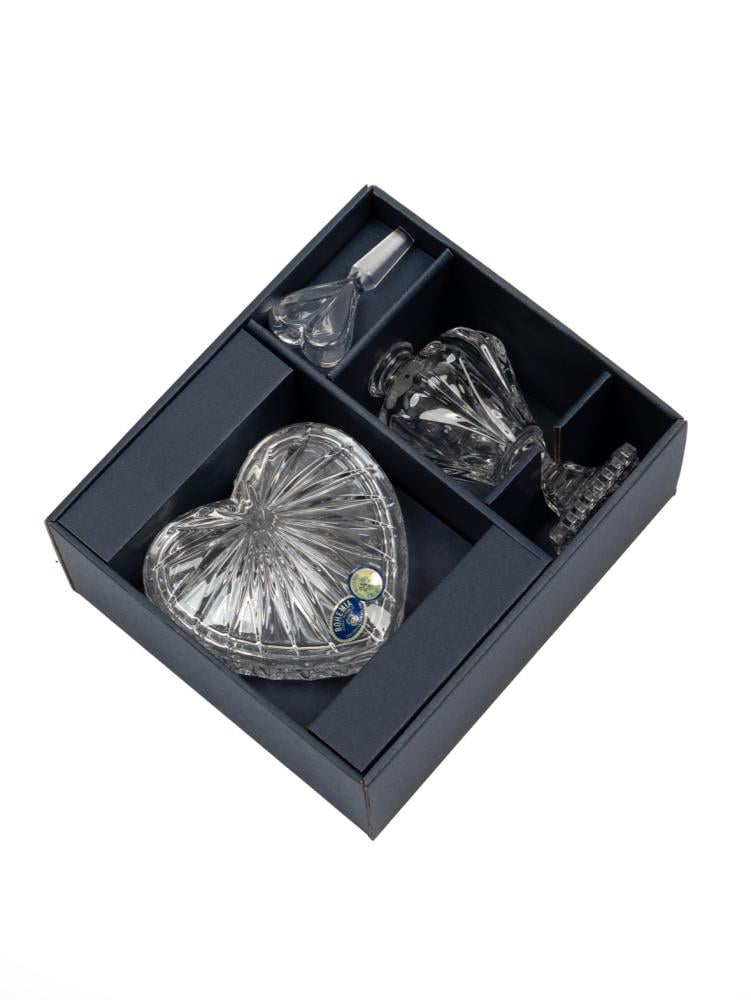 طقم زينة فاخر من الكريستال التشيكي الأصلي وتحديداً من إنتاج شركة "Royal Crystal" بالتعاون مع مصانع "Bohemia" العريقة في جمهورية التشيك  وهي المنطقة التاريخية المعروفة عالمياً منذ قرون بتقديم أجود وأنقى أنواع زجاج البوهيمي في العالم المادة المصنوع منها:الط